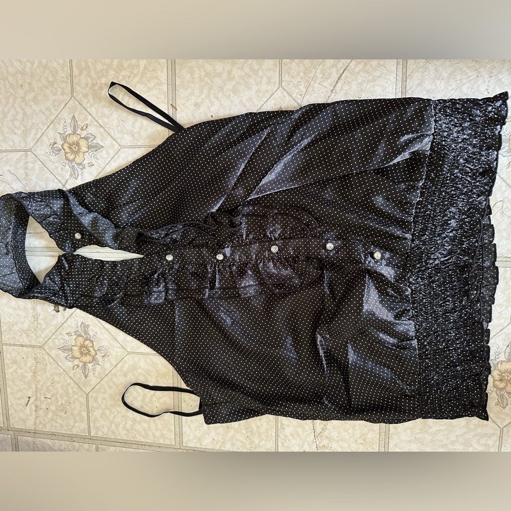 Gently used Yank black with white tiny dots blouse size XL.
